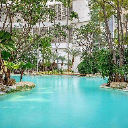 Dusit Suites Hotel Ratchadamri, Bangkok Kültér fotó The pool at the hotel