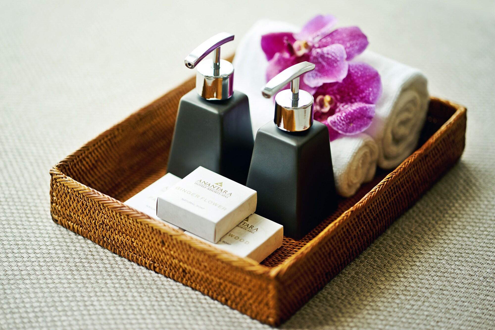 Dusit Suites Hotel Ratchadamri, Bangkok Kültér fotó Soap and shampoo dispensers