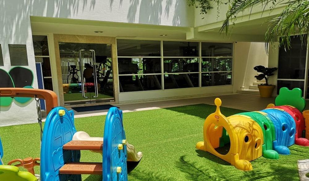 Dusit Suites Hotel Ratchadamri, Bangkok Kültér fotó The school's playground