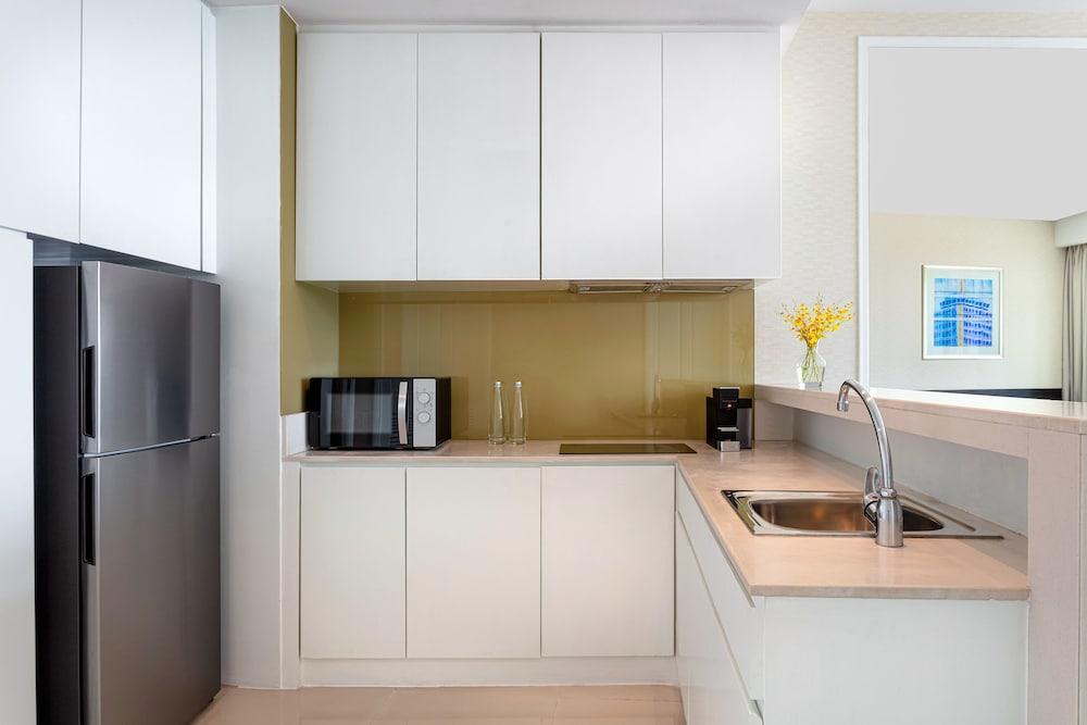 Dusit Suites Hotel Ratchadamri, Bangkok Kültér fotó A typical kitchen in a serviced apartment