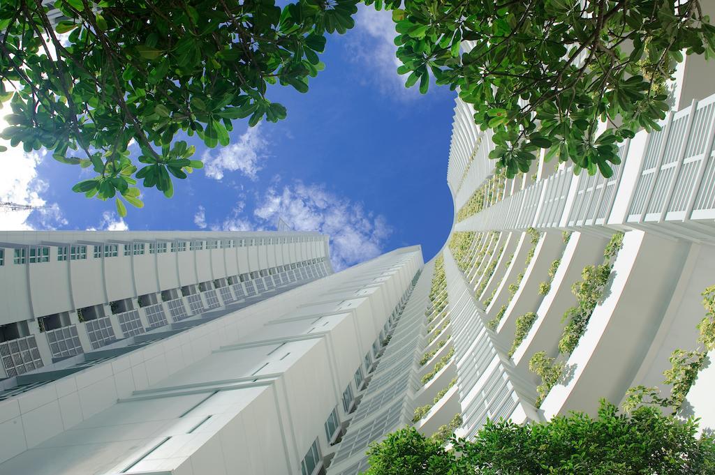 Dusit Suites Hotel Ratchadamri, Bangkok Kültér fotó The vertical green wall at the National University of Singapore
