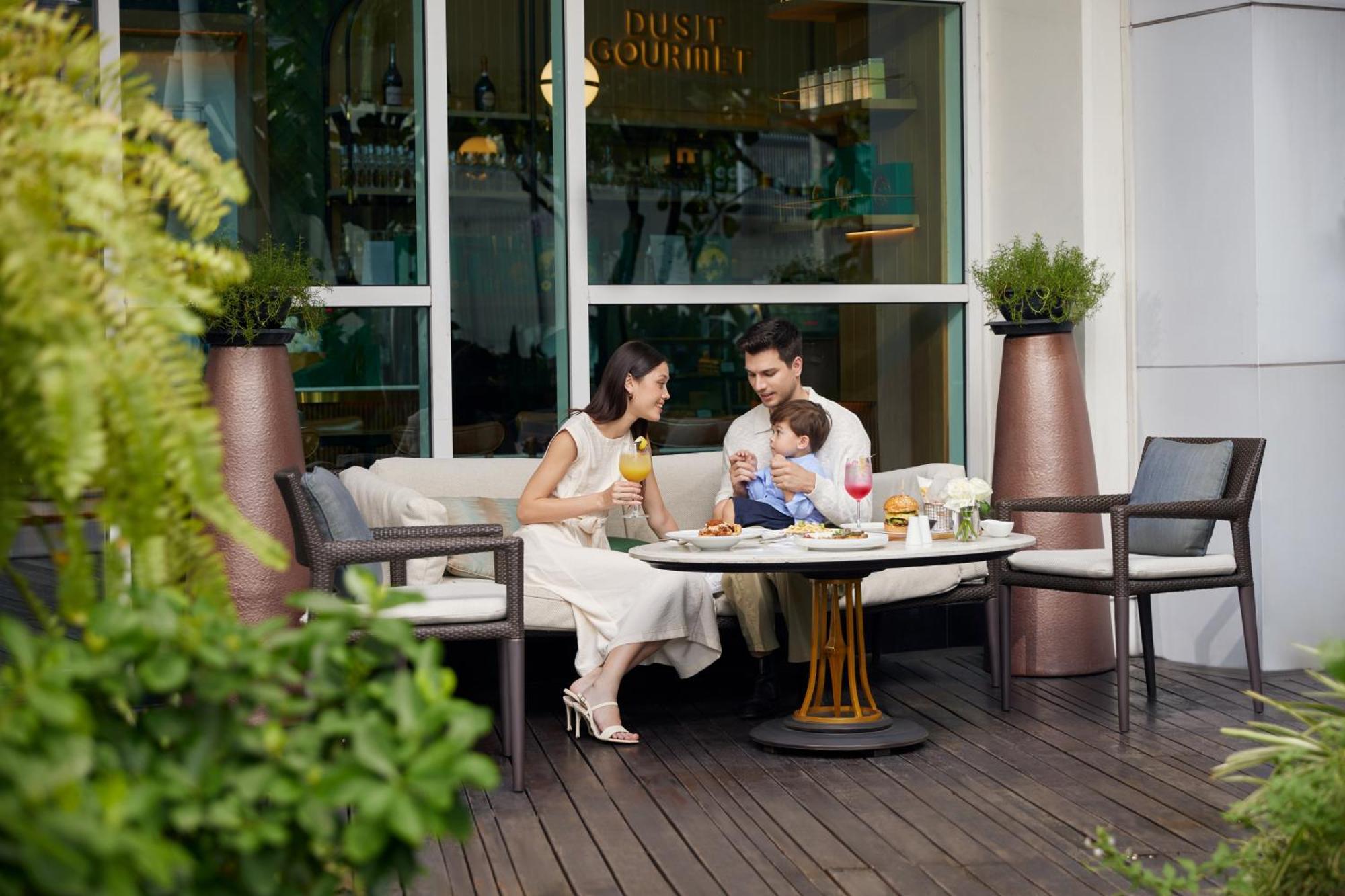 Dusit Suites Hotel Ratchadamri, Bangkok Kültér fotó Family at the pool deck