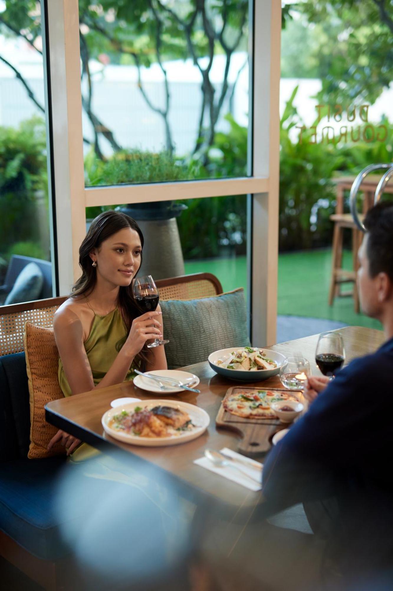 Dusit Suites Hotel Ratchadamri, Bangkok Kültér fotó A woman drinking wine