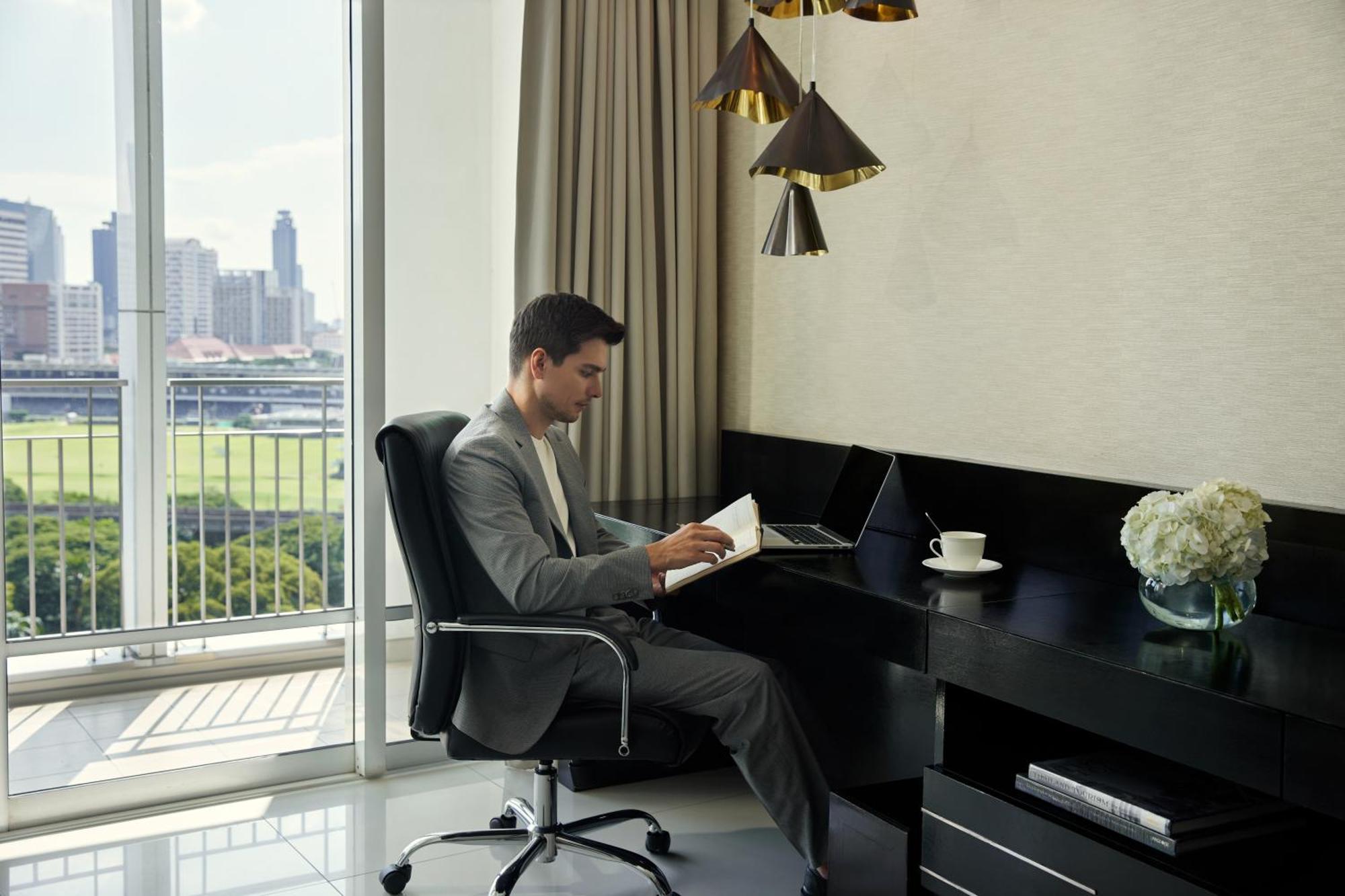 Dusit Suites Hotel Ratchadamri, Bangkok Kültér fotó A man working at a desk