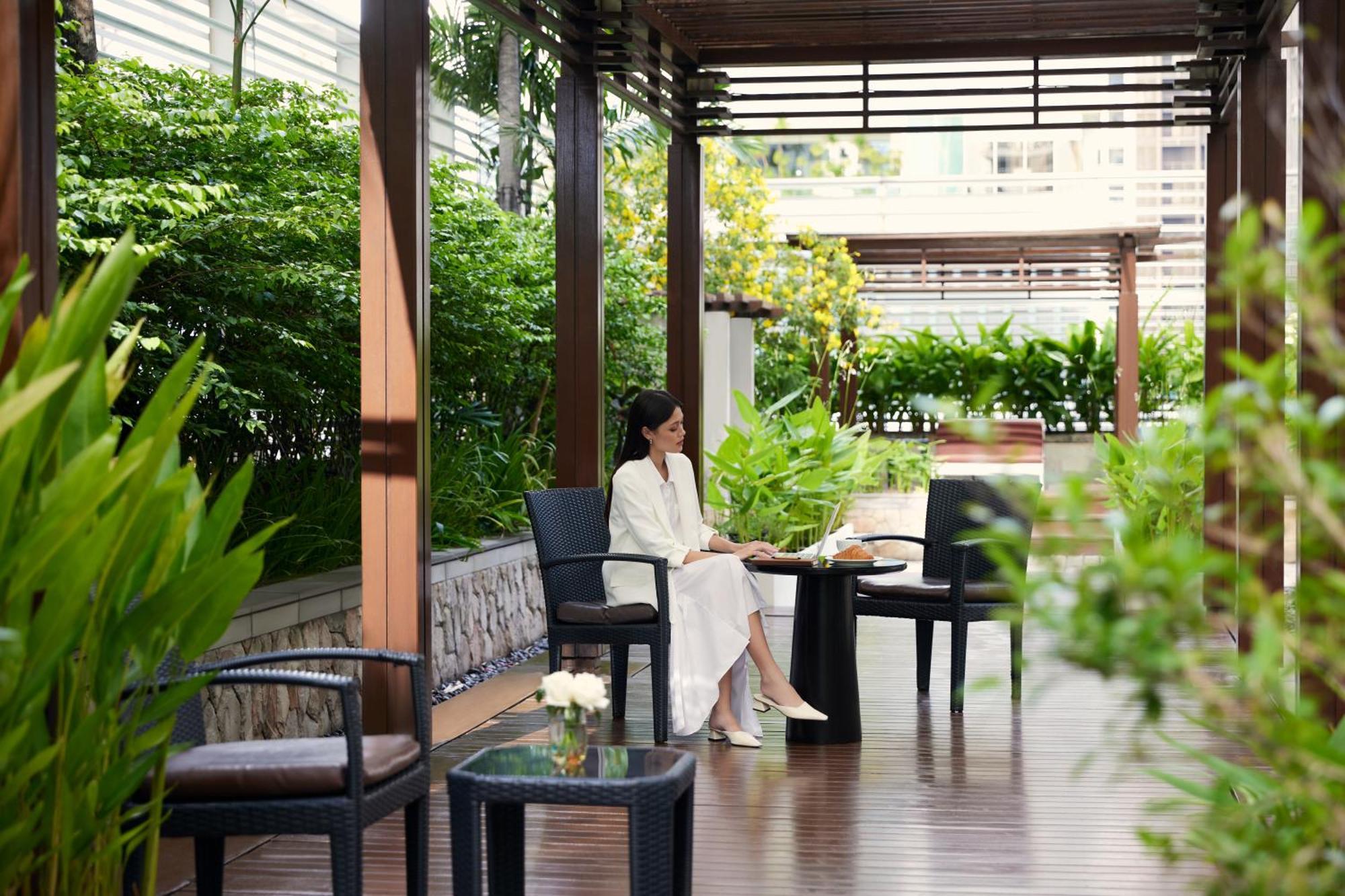 Dusit Suites Hotel Ratchadamri, Bangkok Kültér fotó The Club at The Landmark, Bangkok