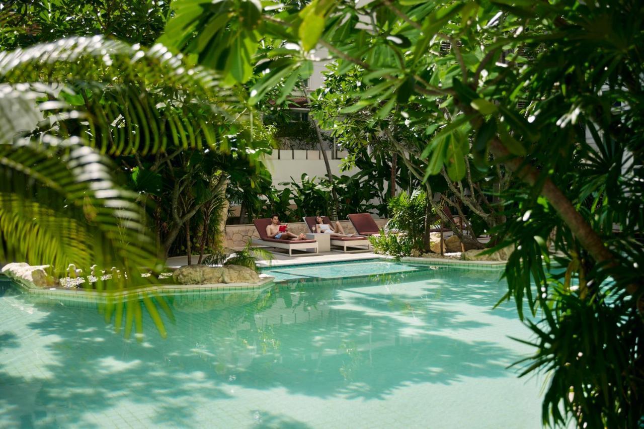 Dusit Suites Hotel Ratchadamri, Bangkok Kültér fotó The swimming pool at the hotel