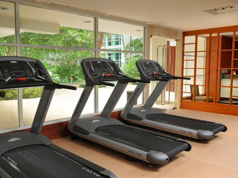 Dusit Suites Hotel Ratchadamri, Bangkok Kültér fotó Treadmills in a gym