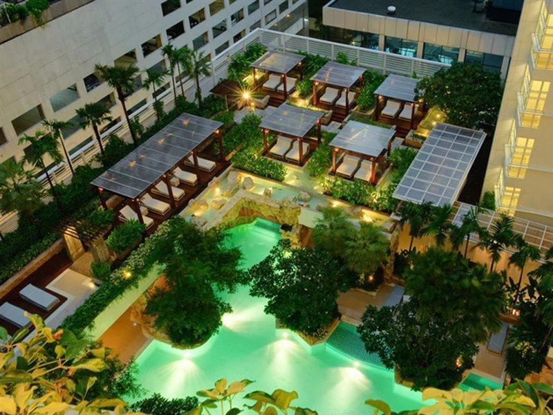 Dusit Suites Hotel Ratchadamri, Bangkok Kültér fotó The interior courtyard of the hotel