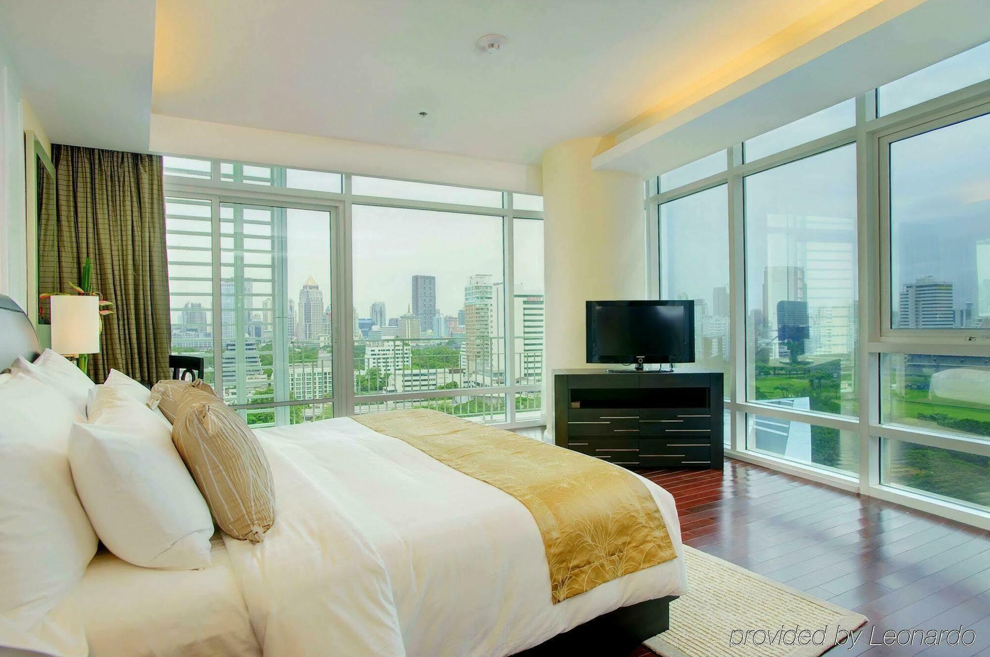 Dusit Suites Hotel Ratchadamri, Bangkok Szoba fotó A bedroom at The Residences at Greenbelt