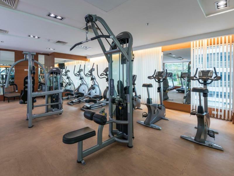 Dusit Suites Hotel Ratchadamri, Bangkok Kültér fotó A gym at a hotel