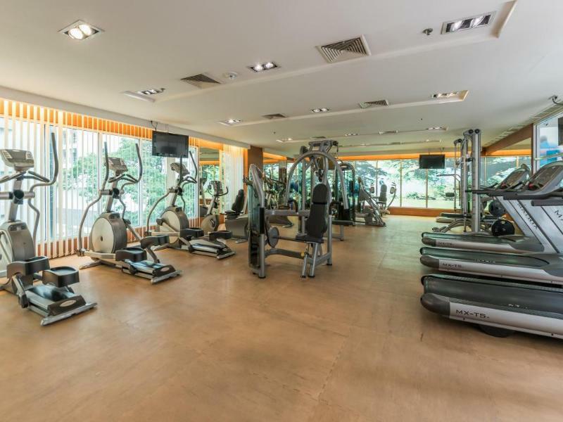 Dusit Suites Hotel Ratchadamri, Bangkok Kültér fotó The gym at the hotel