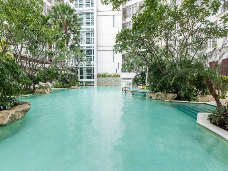Dusit Suites Hotel Ratchadamri, Bangkok Kültér fotó The pool at the 10th floor