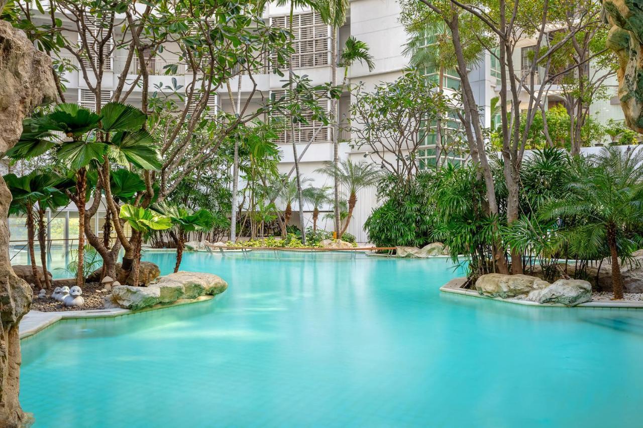 Dusit Suites Hotel Ratchadamri, Bangkok Kültér fotó The pool at the hotel