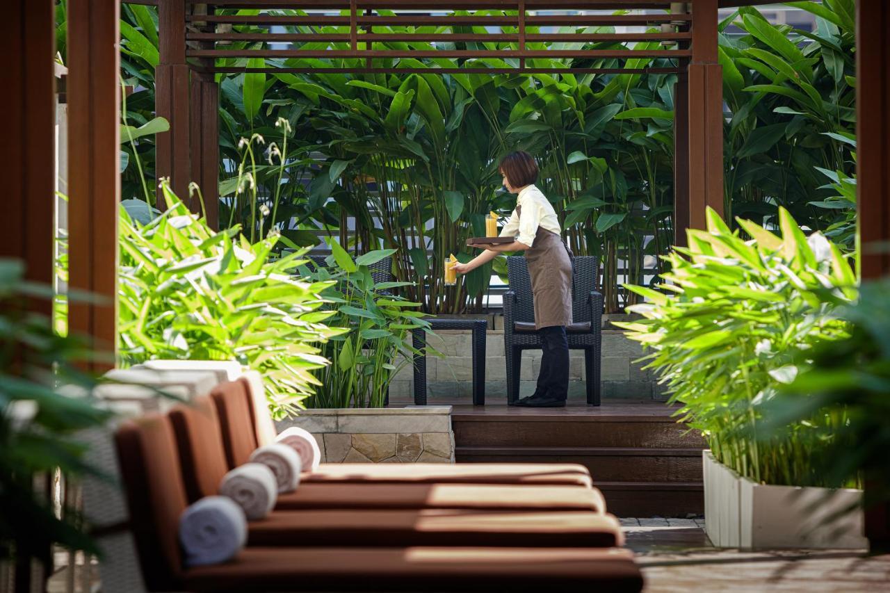 Dusit Suites Hotel Ratchadamri, Bangkok Kültér fotó A hotel staff serving drinks at a resort